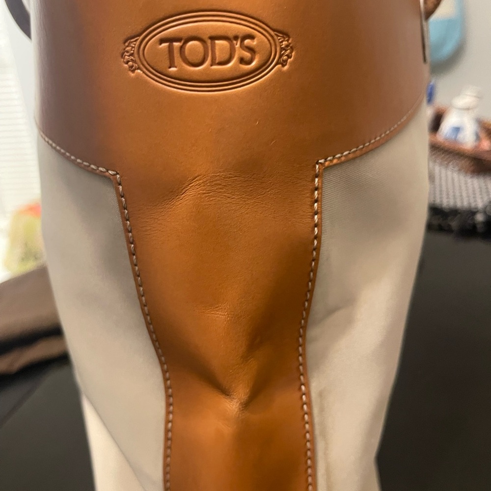 Tod's Elegant Tan and Cream Tote Bag - Picture 3 of 11